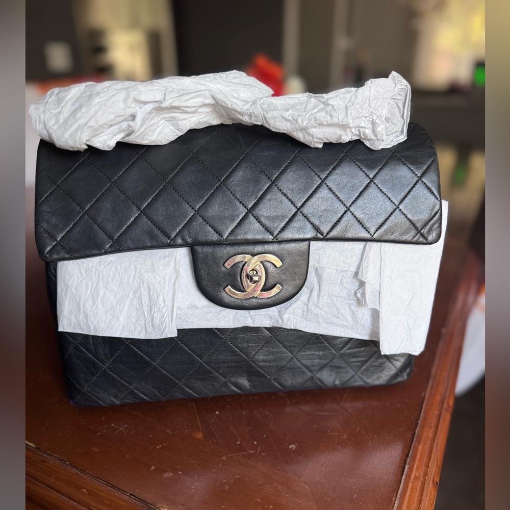 1 day Price Drop ! !! Authentic CHANEL Black Quilted Crossbody with Gold Chain - Picture 2 of 14